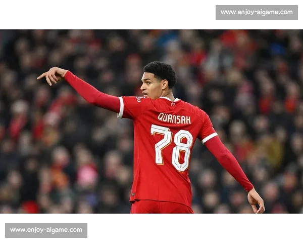 宽萨捧起欧青赛冠军奖杯！红军生涯完美谢幕